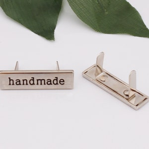 Handgjord metalletikett, handgjord metallväskeetikett, väskeetikett, personliga etiketter i läder, väske- och handväskedetaljer 2-5-10-20 st silver