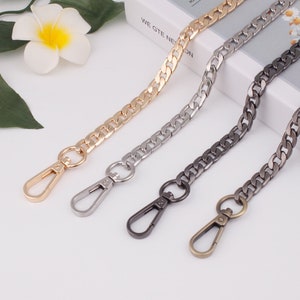 Peut inclure: Quatre chaînes de sac à main avec fermoirs mousqueton. Les chaînes sont dorées, argentées, noires et en laiton antique.