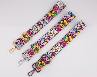 Pode incluir: Três correias ajustáveis com padrão floral colorido com fechos de metal dourado, prateado e preto. As correas são feitas de um tecido durável e são perfeitas para adicionar um toque de personalidade a qualquer bolsa.
