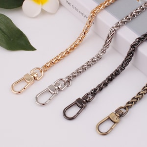 Peut inclure: Trois styles de chaînes différents avec des fermoirs à ressort. Les chaînes sont dorées, argentées et noires.