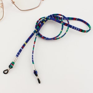 Puede incluir: Una cadena para gafas con un dise&ntilde;o estampado en azul, verde, rojo y amarillo y extremos met&aacute;licos plateados.