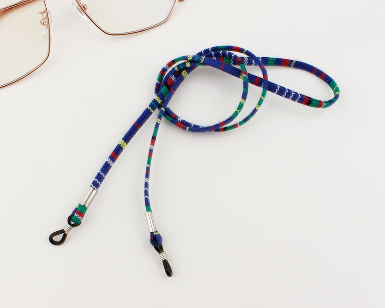 Puede incluir: Una cadena para gafas con un dise&ntilde;o estampado en azul, verde, rojo y amarillo y extremos met&aacute;licos plateados.