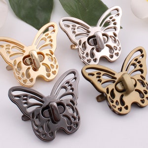 Può includere: Quattro chiusure metalliche decorative a forma di farfalla in oro, argento, bronzo e nero.