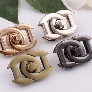 Può includere: Quattro chiusure per borse in metallo, finiture oro, argento, bronzo e canna di fucile. Ogni chiusura presenta un design stilizzato e ad incastro con chiusura girevole centrale. Ideali per borse e progetti creativi.