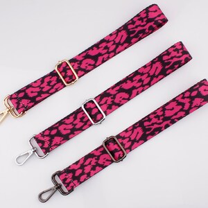 Puede incluir: Tres correas ajustables de estampado de leopardo rosa y negro con cierres metálicos plateados, dorados y negros.