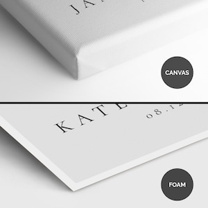 Op de afbeelding: Vergelijking van twee soorten printmedia: canvas en foam. De canvas print is wit met zwarte tekst, en de foam print is ook wit met zwarte tekst. De woorden "CANVAS" en "FOAM" staan in zwarte cirkels.