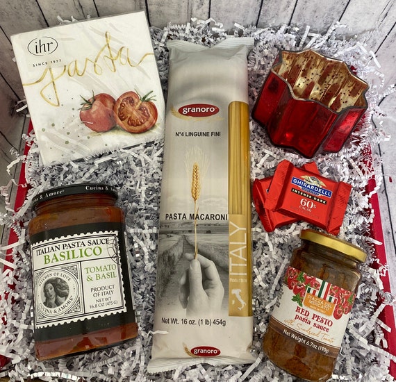 Panier-cadeau italien avec sauce pour pâtes et bonbons