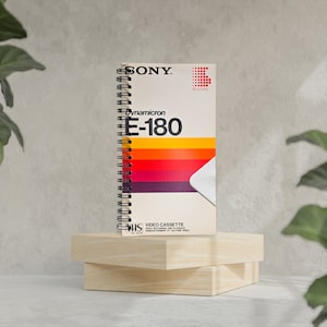 Quaderno Riciclato Unico Videocassetta Sony - Copertina da Scatole di Prodotti - Carta Riciclata Interna - Rilegatura a Spirale in Alluminio