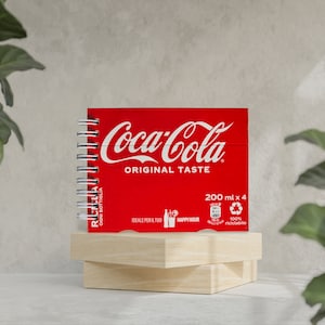 Quaderno Riciclato Unico CocaCola- Copertina da Scatole di Prodotti - Carta Riciclata Interna - Rilegatura a Spirale in Alluminio