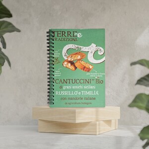 Quaderno Riciclato Unico Cantuccini BIO- Copertina da Scatole di Prodotti - Carta Riciclata Interna - Rilegatura a Spirale in Alluminio