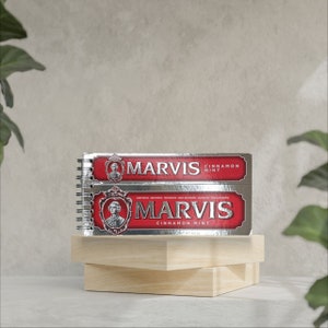 Quaderno Riciclato Unico Marvis Cinnamon Mint - Copertina da Scatole di Prodotti - Carta Riciclata Interna - Rilegatura a Spirale Alluminio