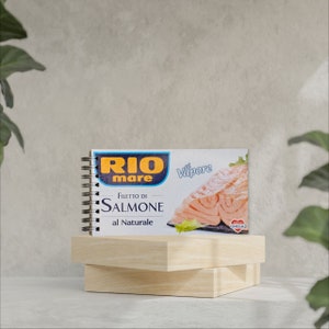 Quaderno Riciclato Unico Tonno Rio Mare - Copertina da Scatole di Prodotti - Carta Riciclata Interna - Rilegatura a Spirale in Alluminio