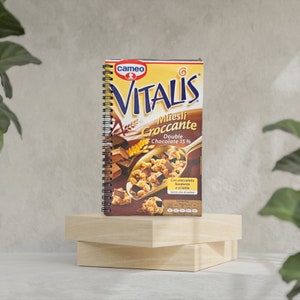 Quaderno Riciclato Unico Vitalis Muesli - Copertina da Scatole di Prodotti - Carta Riciclata Interna - Rilegatura a Spirale in Alluminio