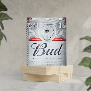 Quaderno Riciclato Unico Birra Budweiser - Copertina da Scatole di Prodotti - Carta Riciclata Interna - Rilegatura a Spirale in Alluminio