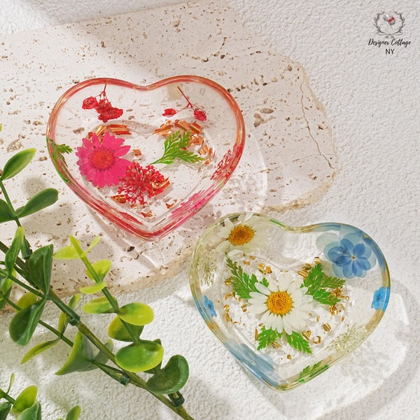 Heart Shaped Resin Ring Dish with real dried flower,Flower Ring Dish,trinket dish,Ring Dish Earring Tray,Ring Tray,Mother's day Gift,Spring