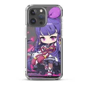 Puede incluir: Una funda transparente para teléfono con un diseño de personaje de anime colorido. El personaje tiene el pelo morado, un lazo rosa y lleva un atuendo blanco y negro. La funda para teléfono es compatible con los modelos de iPhone.