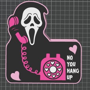 Puede incluir: Un gráfico rosa y negro con la máscara de Ghostface de las películas Scream sosteniendo un teléfono rosa. El teléfono está conectado a un teléfono rotatorio rosa con corazones en el dial. El texto dice "NO YOU HANG UP."