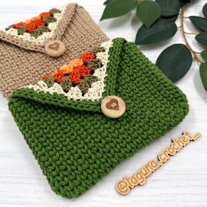 Puede incluir: Un juego de tres tazas de cerámica con un acabado mate moteado. Las tazas son de color crema, gris claro y gris oscuro. Cada taza tiene un diseño simple y minimalista y un asa redondeada.