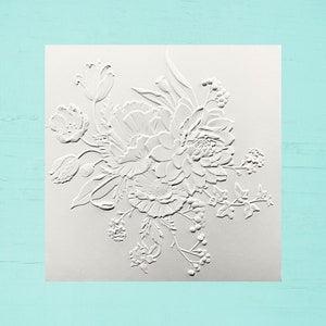 Os cartões comemorativos em relevo com buquê floral estão disponíveis em um conjunto de cinco e são perfeitos para enviar notas atenciosas ou expressar gratidão.