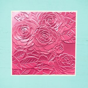 Tarjeta de felicitación bellamente grabada con un impresionante ramo de rosas rosadas perladas.