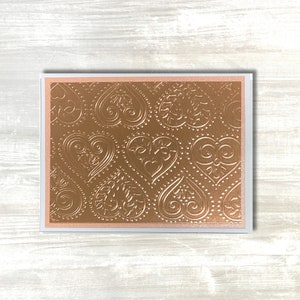 Tarjeta de felicitación con corazones de oro rosa: ¡Perfecta para el día de San Valentín o cualquier ocasión! La tarjeta está hecha a mano para compartirla con alguien especial.