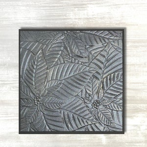 Elegante tarjeta de felicitación navideña con flor de Pascua negra brillante en relieve: el toque artesanal perfecto