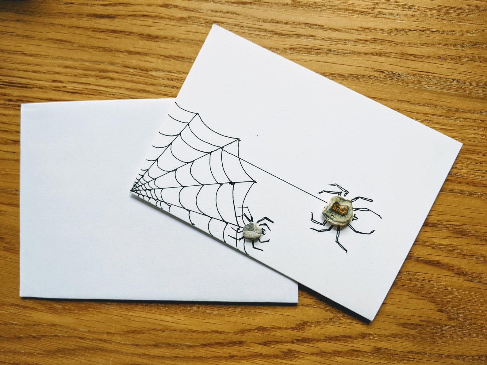 Eine schöne Grußkarte von Spinne und sein Netz aus Steinen | Etsy