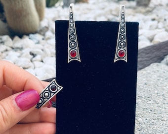 Unieke zilveren sieraden bezet met rode edelsteen #1