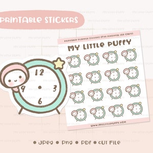 Puede incluir: Pegatinas imprimibles para planificadores con un lindo reloj despertador de dibujos animados con una cara rosa y una estrella. Las pegatinas están diseñadas para uso personal únicamente y están disponibles en una variedad de colores y diseños. El texto "My Little Puffy" está impreso en la hoja de pegatinas.