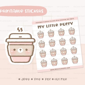 Puede incluir: Pegatinas imprimibles para planificador con un lindo dibujo animado de taza de café con cara de oso y vapor saliendo de la parte superior. Las pegatinas son de color rosa y marrón y están dispuestas en forma de cuadrícula. El texto "My Little Puffy" está impreso en la parte superior de la hoja.