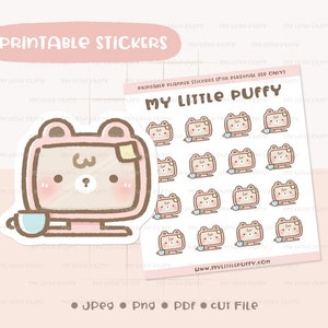 Puede incluir: Pegatinas imprimibles para planificadores con un oso de dibujos animados que lleva una camisa rosa y sostiene una taza de café. Las pegatinas están diseñadas para uso personal únicamente y están disponibles en los formatos JPEG, PNG, PDF y CUT. El texto "MY LITTLE PUFFY" se muestra en la hoja de pegatinas.