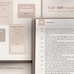 Może przedstawiać: Cyfrowa Biblia do prowadzenia dziennika z beżowym tłem i brązowym tekstem. Tytuł to "Full ASV Version: Ultimate Digital Journaling Bible". Strona jest otwarta na Księgę Rodzaju, rozdział 1, wersety 1-11. Tekst jest w kroju pisma szeryfowego.