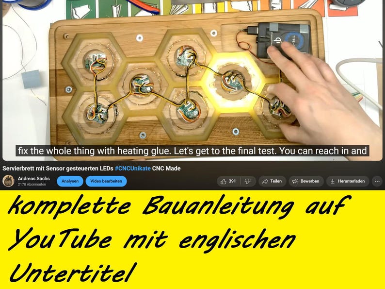 K&ouml;nnte beinhalten: Ein Serviertablett aus Holz mit einem Wabenmuster und LED-Leuchten. Das Tablett ist mit einem kleinen elektronischen Ger&auml;t und Dr&auml;hten verbunden. Der Text auf dem Bildschirm lautet "fix the whole thing with heating glue. Let's get to the final test. You can reach in and" und "Servierbrett mit Sensor gesteuerten LEDs #CNCUnikate CNC Made". Der Text auf dem gelben Banner lautet "komplette Bauanleitung auf YouTube mit englischen Untertitel".