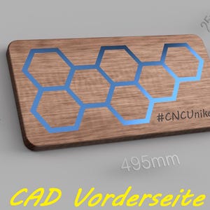 K&ouml;nnte beinhalten: Eine Holzplakette mit einem blauen Wabenmuster und dem Text "#CNCUnikate". Die Plakette misst 49,5 cm x 25 cm.