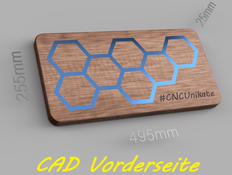 K&ouml;nnte beinhalten: Eine Holzplakette mit einem blauen Wabenmuster und dem Text "#CNCUnikate". Die Plakette misst 49,5 cm x 25 cm.