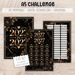Op de afbeelding: Een driedelige A5 challenge digitale downloadset met een zwarte marmeren achtergrond en gouden bloemaccenten. De tekst luidt A5 CHALLENGE, A5 PRINTABLE - DIGITAL DOWNLOAD - UNIVERSAL, 2027 IN 2027 en 3 PC SET NO CURRENCY INSTANT DOWNLOAD.
