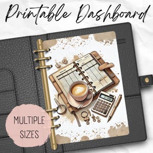 Op de afbeelding: Printbare dashboardplanner met een achtergrond van koffievlekken. De planner is open op een wekelijkse weergave met een rekenmachine, een pen, een vergrootglas en een kopje koffie erop. De planner zit in een zwarte lederen map met gouden ringen.