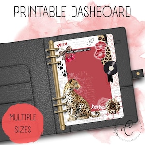 Op de afbeelding: Een afdrukbaar dashboard met een rode achtergrond, luipaardprint accenten en de tekst "PRINTABLE DASHBOARD". Het ontwerp bevat een luipaard, kersen, pootafdrukken en lippen. De woorden "HAVE A WONDERFUL DAY" en "MULTIPLE SIZES" zijn ook zichtbaar.