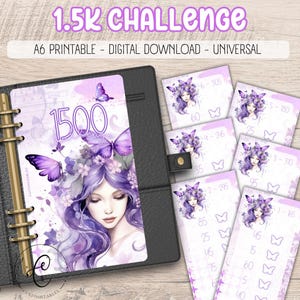 Può includere: Un pianificatore digitale A6 stampabile con un tema viola. Il pianificatore presenta una donna con i capelli viola e farfalle, con la scritta "1.5K CHALLENGE". Include diverse carte con grafiche di farfalle e numeri.