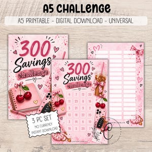 Op de afbeelding: Een driedelige A5 digitale spaarchallenge-set met roze aquarelachtergronden, kersenillustraties en de tekst 300 Savings challenge. De set bevat een trackerblad met genummerde vakjes, een notitieboek en een afbeelding van een kopje koffie.