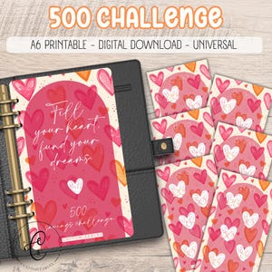 Może przedstawiać: Tracker oszczędności 500 challenge z wzorem w różowe i kremowe serca. Tekst zawiera 500 CHALLENGE, A6 PRINTABLE - DIGITAL DOWNLOAD - UNIVERSAL, Fill your heart, fund your dreams oraz 500 savings challenge. Zawiera wiele kart.