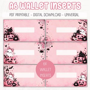 Pode incluir: Seis inserções de carteira A6 com fundos cor-de-rosa e ilustrações temáticas de Halloween de gatos pretos, fantasmas, abóboras, aranhas e lanternas. O texto diz A6 WALLET INSERTS, PDF PRINTABLE - DIGITAL DOWNLOAD - UNIVERSAL e 6X WALLET INSERTS.