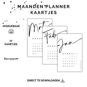 Op de afbeelding: Witte minimalistische kalenderkaarten met zwarte tekst. De kaarten tonen de maanden januari, februari en maart. Elke kaart meet 8,5 x 5,5 cm. De tekst bevat "MAANDEN PLANNER KAARTJES" en "DIRECT TE DOWNLOADEN".