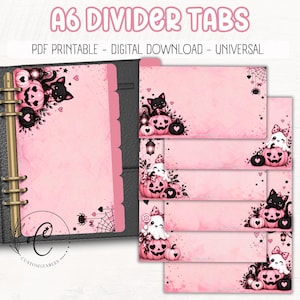 Pode incluir: Separadores A6 com fundo rosa claro e ilustrações de Halloween com gatos pretos, fantasmas e abóboras. O texto diz A6 DIVIDER TABS, PDF PRINTABLE - DIGITAL DOWNLOAD - UNIVERSAL. Inclui teias de aranha e corações como elementos decorativos.