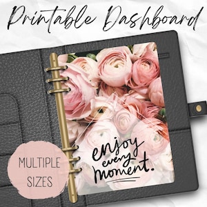 Op de afbeelding: Een printbaar dashboard met een bloemenontwerp met roze rozen en de tekst "enjoy every moment". Het dashboard is ontworpen voor gebruik in een planner of dagboek.