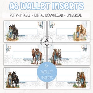 Op de afbeelding: A6 portemonnee-inzetstukken met een Western-thema. Het ontwerp bevat illustraties van cowboys en paarden, met een lichtblauw en wit kleurenschema. De tekst "A6 WALLET INSERTS" en "6X WALLET INSERTS" wordt weergegeven.