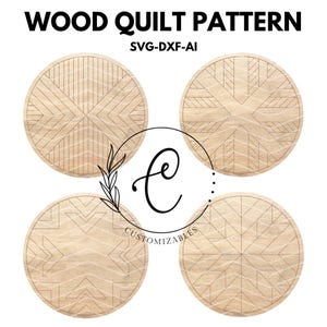 Pode incluir: Quatro padrões circulares de madeira com designs geométricos. Os padrões são gravados na madeira, mostrando vários motivos inspirados em colchas. O texto "WOOD QUILT PATTERN" e "SVG-DXF-AI" estão no topo. Um logotipo com a palavra "CUSTOMIZABLES" está no centro.