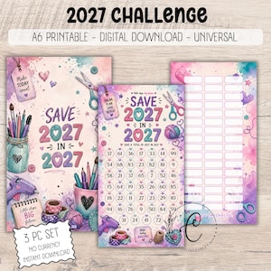 Op de afbeelding: Een driedelige digitale downloadset voor een 2027-spaarchallenge. De ontwerpen hebben aquarelachtergronden in roze, paars en blauw met illustraties van knutselspullen, waaronder scharen, potloden, garen en lijmpistolen, naast genummerde rasters.