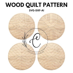 Op de afbeelding: Vier ronde houten quiltpatroonontwerpen met verschillende geometrische patronen. De ontwerpen zijn lichtbruin. De tekst "WOOD QUILT PATTERN" en "SVG-DXF-AI" staan bovenaan. Het woord "CUSTOMIZABLES" staat onderaan.