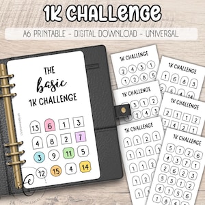 Könnte beinhalten: Ein digitales 1K Challenge Druckset für A6-Planer. Die Blätter enthalten Raster mit nummerierten Formen zur Sparverfolgung. Ein Blatt befindet sich in einem schwarzen Ordner, weitere liegen daneben. Text: 1K CHALLENGE und THE basic 1K CHALLENGE.